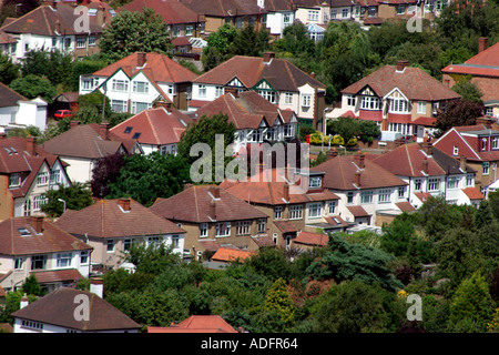 Luftaufnahme der Straße mit 1930 s Halb freistehendes Gehäuse im Vorort von Tolworth in der Nähe von Kingston Upon Thames, England Stockfoto