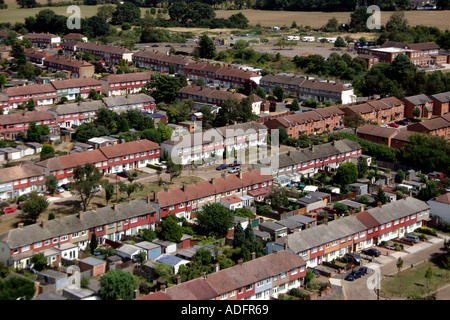 Luftaufnahme der Straße mit 1930 s halb freistehend und Reihenhaus wohnen im Vorort von Tolworth in der Nähe von Kingston Upon Thames, England Stockfoto