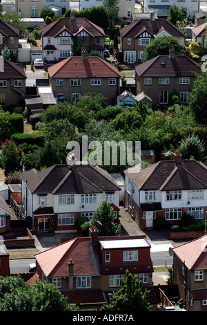 Luftaufnahme der Straße mit 1930 s halb Familienhaus wohnen im Vorort von Tolworth in der Nähe von Kingston Upon Thames, England Stockfoto