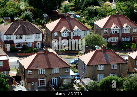 Luftaufnahme der Straße mit der 1930er Jahre Doppelhaus Gehäuse in Vorort von Tolworth in der Nähe von Kingston Upon Thames, England Stockfoto