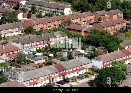 Luftaufnahme der Straße mit terrassenförmig angelegten Sozialwohnungen in Vorort von Tolworth in der Nähe von Kingston Upon Thames, England Stockfoto