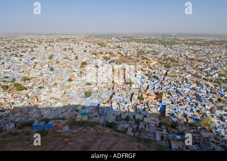 Ein Weitwinkel Blick über die blaue Stadt Jodhpur von der Stadtmauer Mehrangarh Fort. Stockfoto