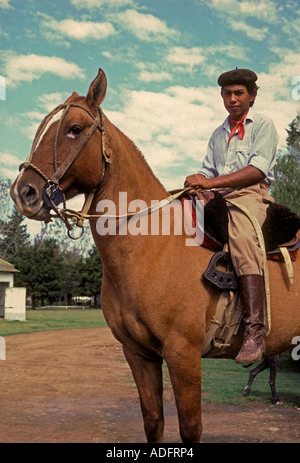 Argentinischen Volkes, junger Mann, Männlich, Gaucho, Estancia San Antonio de Areco, Provinz Buenos Aires, Argentinien Stockfoto