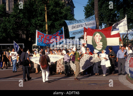 Argentinische Mütter, Madres De La Plaza de Mayo, Protest, protestieren, März, Plaza de Mayo, der Stadt von Buenos Aires, Argentinien Stockfoto