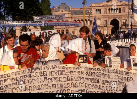 Argentinische Mütter, Madres De La Plaza de Mayo, Protest, protestieren, März, Plaza de Mayo, der Stadt von Buenos Aires, Argentinien Stockfoto