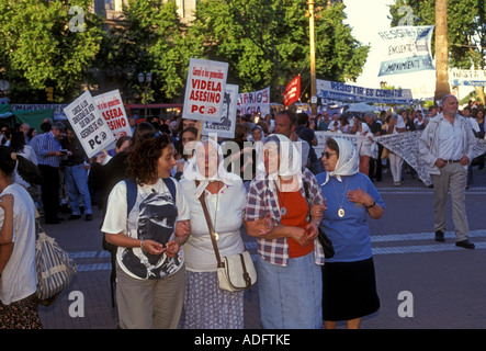 Argentinische Mütter, Madres De La Plaza de Mayo, Protest, protestieren, März, Plaza de Mayo, der Stadt von Buenos Aires, Argentinien Stockfoto