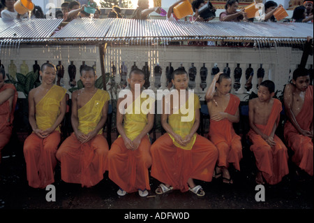 Mönch waschen während thai Songkran festival Stockfoto