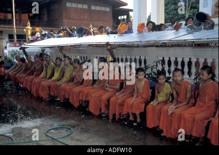 Mönch während Thai Neujahr Songkram waschen Stockfoto