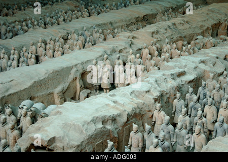 Reihen von Terrakotta-Krieger in der Grube Nummer eins im Museum in Xian Stockfoto