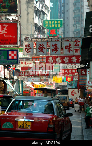 Neonschilder über einer geschäftigen Szene entlang der Nathan Road im überfüllten Tsim Sha Tsui-Viertel von Kowloon, Hongkong. Aufnahmen aus dem Jahr 2004. Stockfoto