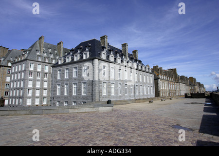 Gebäude am Ufer des ummauerten Stadt Saint Malo Brittany France Stockfoto