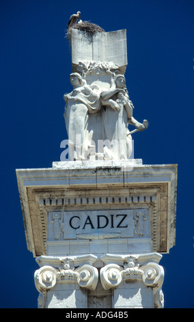 Störche nisten auf einem Denkmal Säule in Cadiz Spanien Stockfoto