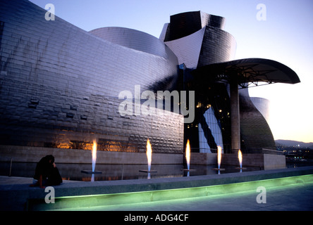 Abends leuchtet bei Frank Gehry entworfen Guggenheim Museum in Bilbao, Spanien Stockfoto