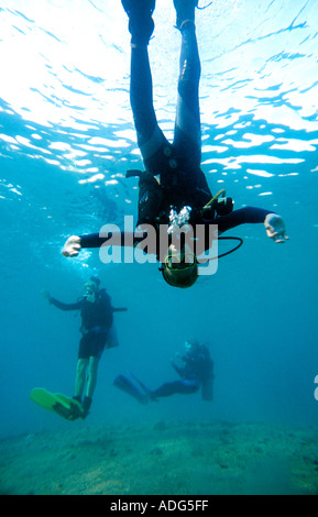 Junge Taucher Upside-down Dahab Sinai Rotes Meer Ägypten Lukas Hanna PADI Junior Open Water Kurs Kind junge 10 Jahre 13 Jahre alt Stockfoto