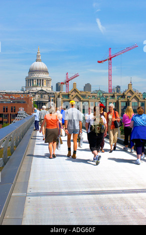 Der Millennium-Brücke in Richtung St Pauls Cathedral London UK Stockfoto