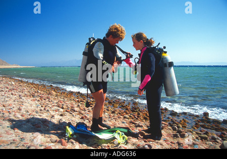 Mutter Tochter tut einen Kumpel überprüfen Sie vor dem Tauchen Dahab Sinai Rotes Meer Ägypten Nicola Francesca Mayes Alter 1 Jahr alt Stockfoto