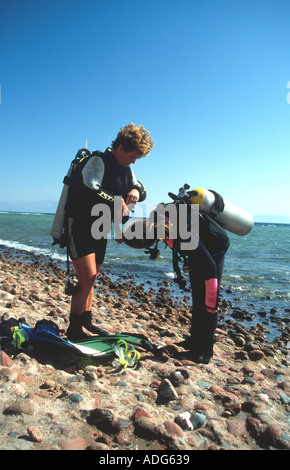 Mutter Tochter tut einen Kumpel überprüfen Sie vor dem Tauchen Dahab Sinai Rotes Meer Ägypten Nicola Francesca Mayes Stockfoto