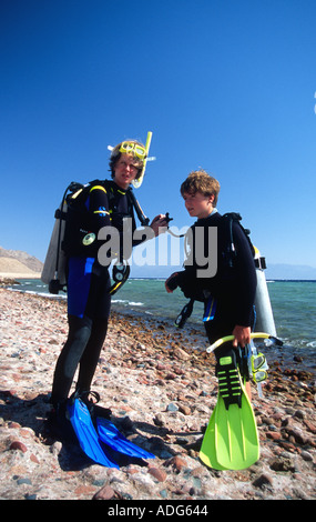 Frau Alter 40 45 Jahre alter Junge im Alter von 11 Jahren tun einen Kumpel vor Tauchen Dahab Sinai Rotes Meer Ägypten Kim Paumier prüfen Stockfoto