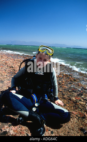 Junge Alter 11 nach Tauchen am Junior Open Wasser Kurs Dahab Sinai Rotes Meer Ägypten Oscar Hanna Herr: 11 Jahre Stockfoto