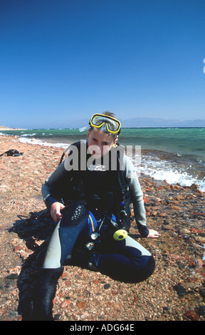 Junge 11 nach Tauchen am Junior Open Wasser Kurs Dahab Sinai Rotes Meer Ägypten Oscar Hanna Herr 11 Jahre alt Stockfoto