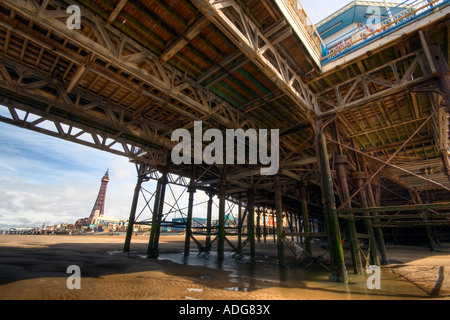 Blick von unten Central Pier Blackpool Stockfoto