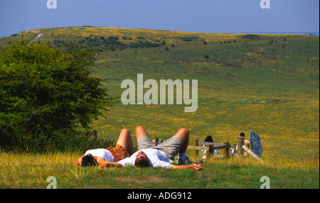 Paar-Entspannung und Blick auf Ivinghoe beacon Chilterns Buckinghamshire Stockfoto