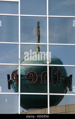 Seattle Post Intelligencer Gebäude spiegelt sich in Spiegelglas eines angrenzenden Bürogebäudes Stockfoto