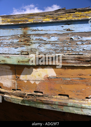 Abschnitt der alten hölzernen Fischerboot gegen blauen Himmel Stockfoto