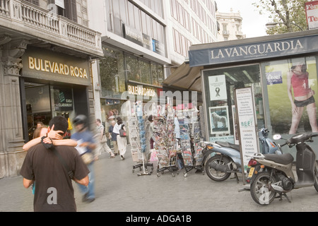 Barcelona Spanien paar küssen im Passeig de Gracia kein MODEL-RELEASE Stockfoto