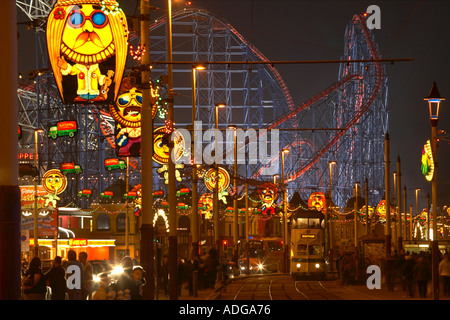 Blackpool Ablichtungen mit den Big One Pepsi Max big Dipper auf Vergnügen Strand Lancashire Stockfoto