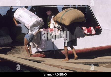 Laden Säcke Reis auf die Express-Fähre die Segel rauf und runter den Irrawaddy, Ayeyarwady Fluss, Burma, Myanmar. Stockfoto