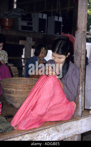 Ziemlich burmesischen Mädchen in einer Lack-Fabrik Malerei der verschiedenen Sonderanfertigungen in Birma, Myanmar Stockfoto