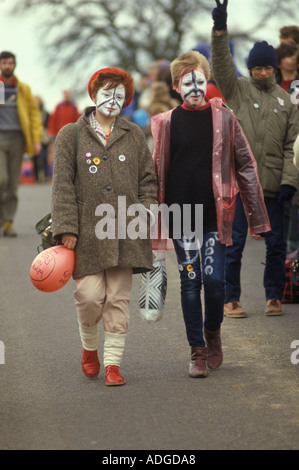 CND Osterrallye 1980er Jahre Teenager Mädchen CND Symbol Logo auf ihre Gesichter gemalt märz, Protest demonstrieren Aldermaston Berkshire 1983 UK HOMER SYKES Stockfoto