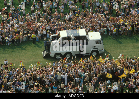 Papst Johannes Paul 2 besucht Glasgow Schottland UK Popemobile im Bellahouston Park 1982 UK 1980er Jahre HOMER SYKES Stockfoto