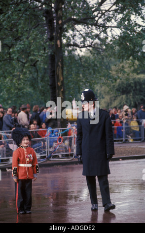 Silver Jubilee 1977 UK Queen Elizabeth II feiert für Queens Jubilee 1970s The Mall Early Morning Boy in Soldatenuniform. UK Stockfoto