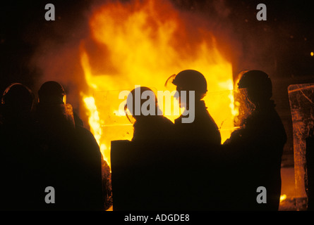 Toxteth Riots 1980s Liverpool 8 brennende Gebäude Randalierer zündeten Geschäfte in mehreren Tagen der städtischen Unruhen an. Polizei-Aufstand-Schilde 1981 Lancashire Stockfoto