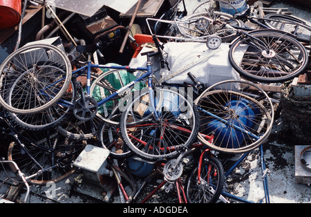 Haufen von gebrochenen und gedumpten Fahrräder, London England UK Stockfoto