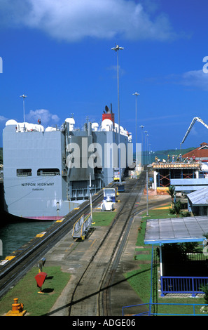 Japanisches Autotransporter im Gatun Locks Panamakanal Stockfoto