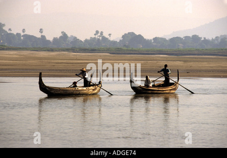 Zwei kleine hölzerne Kanus auf dem Irrawaddy, Ayeyarwady Fluss, Burma Myanmar gerudert wird Stockfoto