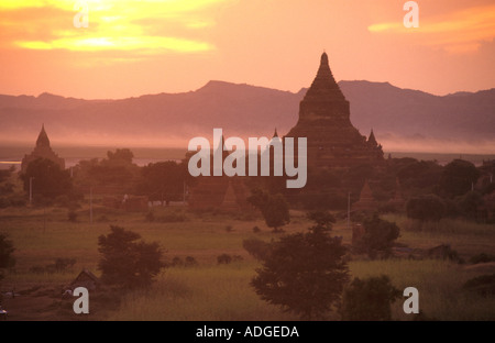 Frühen Sonnenuntergang über der Ebene von Pagan Burma Myanmar Stockfoto