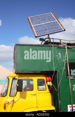 Solar-Panel Energiespeicher auf großen LKW-Fahrzeug an einem Musik-Festival-Standort UK Stockfoto