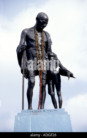 Statue von MAHATMA GANDHI mit einem kleinen Kind in der alten Stadt, GOA, Indien Stockfoto