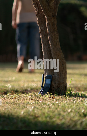 Anonyme Frau hinterlässt ein paar Handys. Niedrige Sicht. Stockfoto