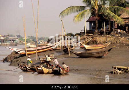 Angelboote/Fischerboote auf einem Mud bank entlang des Kanals Twante, Yangon, Myanmar / Burma Stockfoto