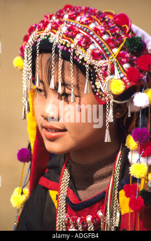 Porträt einer jungen Kachin tribal Frau bei einem Manao (Festival) im nördlichen Burma/Myanmar, tragen Tracht & Schmuck, Stockfoto