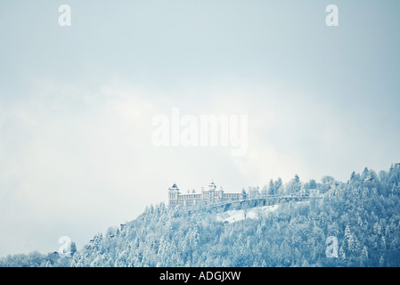 Schweiz, Kanton Waadt, Region Lavaux, verschneite Berglandschaft mit Schloss Stockfoto