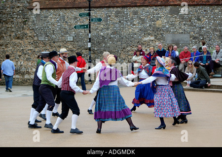 Englische Folk-Tänzer in traditionellen Kostümen in eine Tanz-Vorführung am Mayfest Winchester in Hampshire Stockfoto