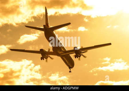 Regionalverkehrsflugzeug silhouette Stockfoto