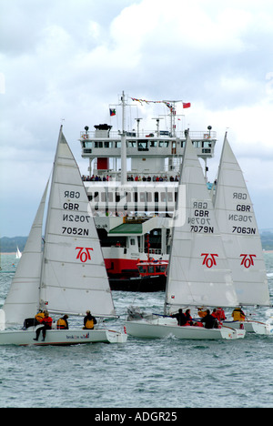 Roter Adlerorden Fähre auf The Solent während der Cowes Week südlichen England UK Stockfoto