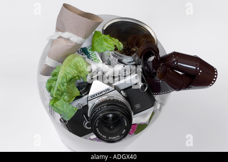 35mm Film-Kamera im Mülleimer Stockfoto